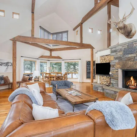Spacious Retreat With Private Hot Tub