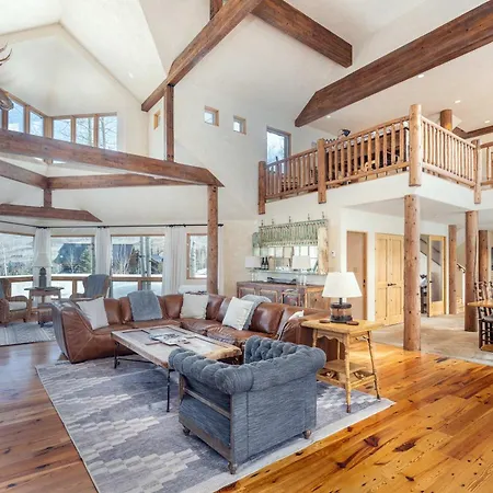 Holiday home Spacious Retreat With Private Hot Tub