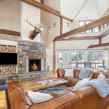 Spacious Retreat With Private Hot Tub Holiday home