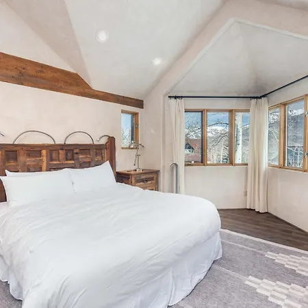 Spacious Retreat With Private Hot Tub Holiday home *