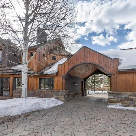 Spacious Retreat With Private Hot Tub