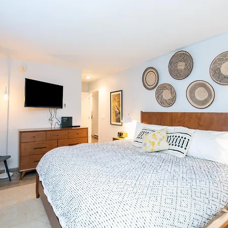 Holiday home One Block Walk To Gondola, Lockers Downstairs, River Trail Close By! *
