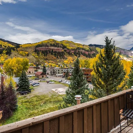 Centrally Located In Town, 2 Bed And 2 Bath Manitou Is A Must Holiday home
