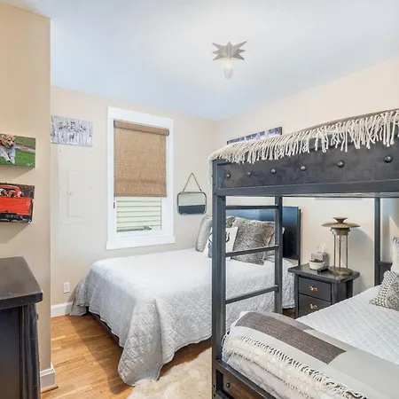 Main Street Tri-plex Close To Everything! Holiday home *