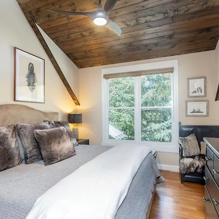 Holiday home Main Street Tri-plex Close To Everything! *
