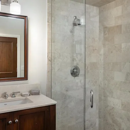 Villa South Oak Retreat - Convenient Luxury By Gondola! *