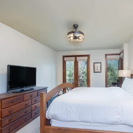 Holiday home Crystal Ridge Retreat Hot Tub Walk To Lifts