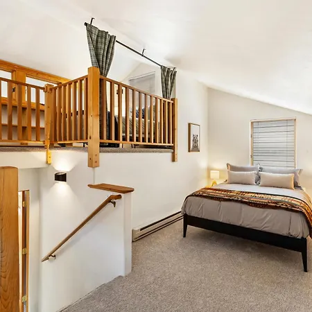 Experience Luxury At Alpenglow At Holiday home