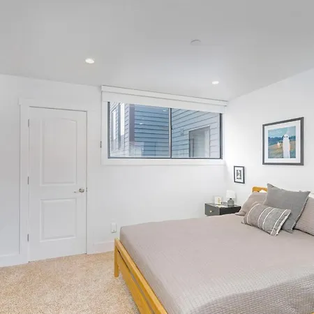 Apartment Unit 323