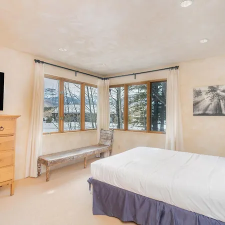 Holiday home Spacious Retreat With Private Hot Tub