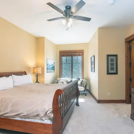Holiday home Ski-in Ski-out 4br W- Deck, Hot Tub, & Crib