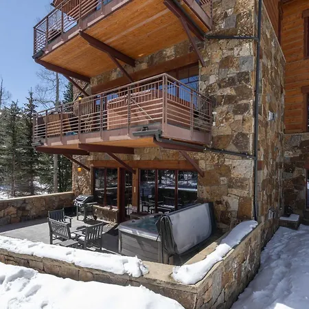 Ski-in Ski-out 4br W- Deck, Hot Tub, & Crib Holiday home *