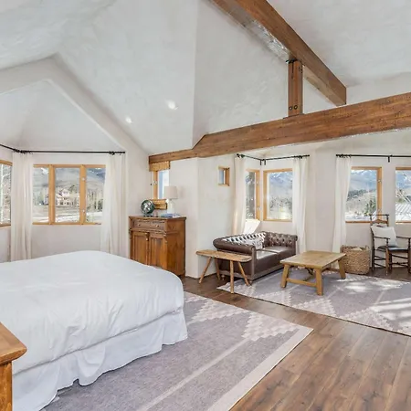 Spacious Retreat With Private Hot Tub