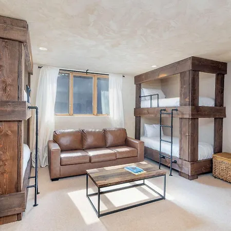 Spacious Retreat With Private Hot Tub