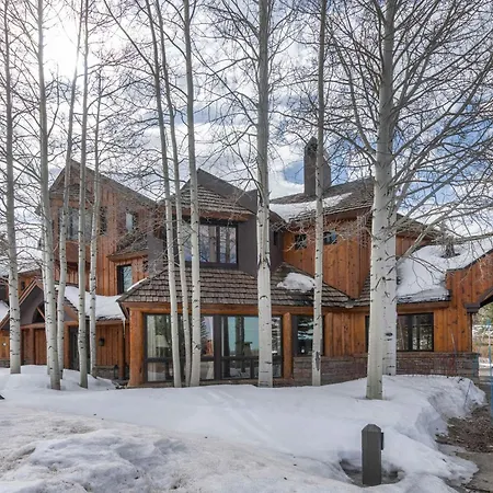Spacious Retreat With Private Hot Tub *