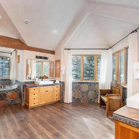 Spacious Retreat With Private Hot Tub