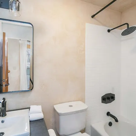 Spacious Retreat With Private Hot Tub Holiday home *
