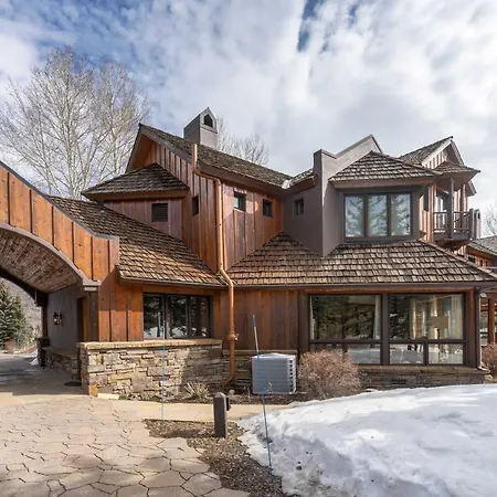 Spacious Retreat With Private Hot Tub
