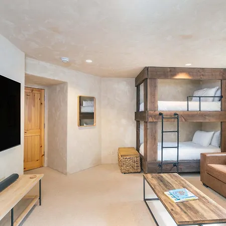 Spacious Retreat With Private Hot Tub Holiday home