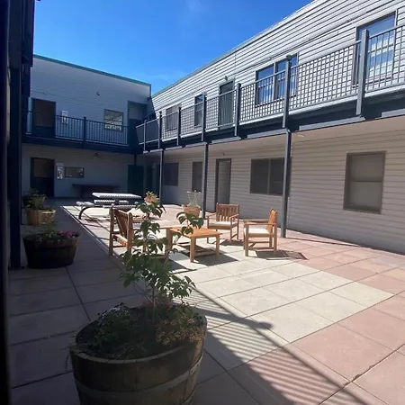 One Block Walk To Gondola, Lockers Downstairs, River Trail Close By! Holiday home
