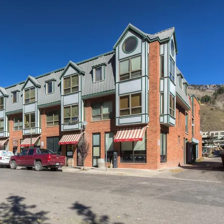 One Block Walk To Gondola, Lockers Downstairs, River Trail Close By! Holiday home Telluride