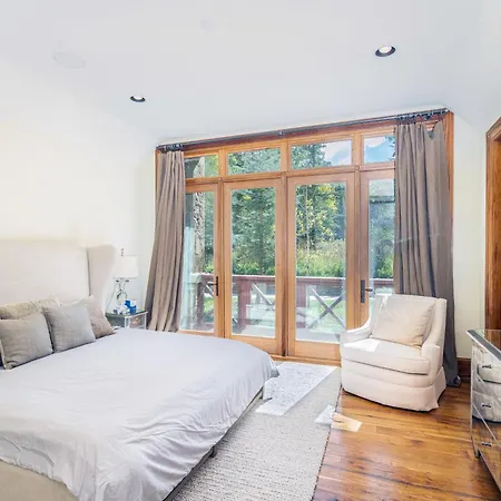 Luxury Lorian Lookout With Plenty Of Amenities *