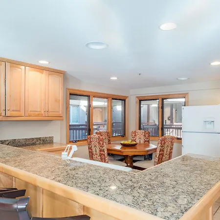 Luxury Lorian Lookout With Plenty Of Amenities *