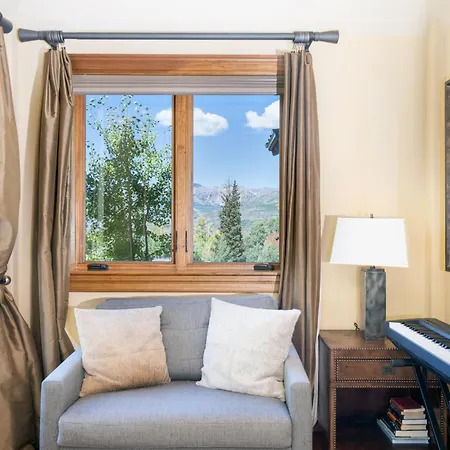 Luxury Lorian Lookout With Plenty Of Amenities