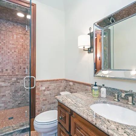 Luxury Lorian Lookout With Plenty Of Amenities Holiday home