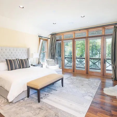 Luxury Lorian Lookout With Plenty Of Amenities
