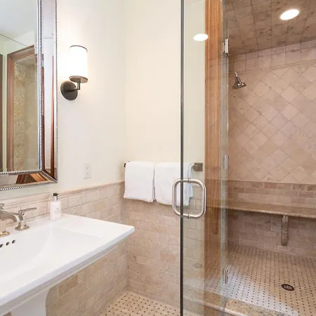 Luxury Lorian Lookout With Plenty Of Amenities Holiday home