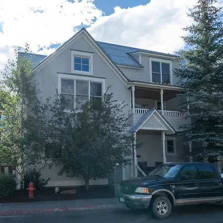 Main Street Tri-plex Close To Everything! Holiday home *