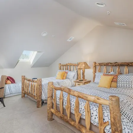Fabulous Close To Chair Lifts 1 And 10 In Meadows Area Holiday home