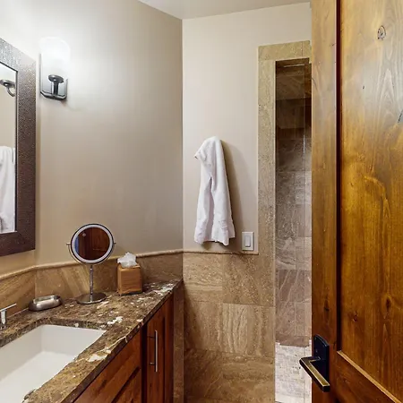 Ballard North 204 - Ballard Brown Bear Apartment