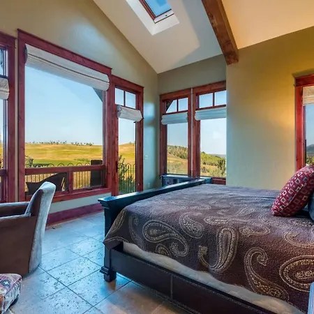 Mountain With A Private Hot Tub Ideal For A Colorado Getaway *