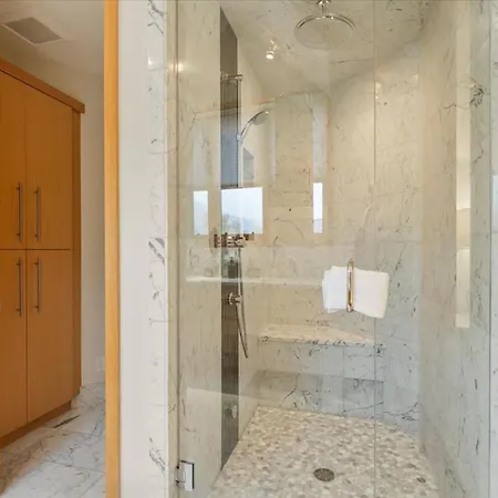 Downtown Luxury Retreat Private Hot Tub Holiday home *