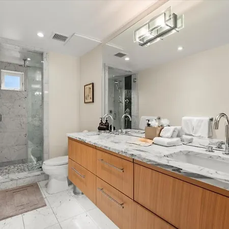 Downtown Luxury Retreat Private Hot Tub Holiday home