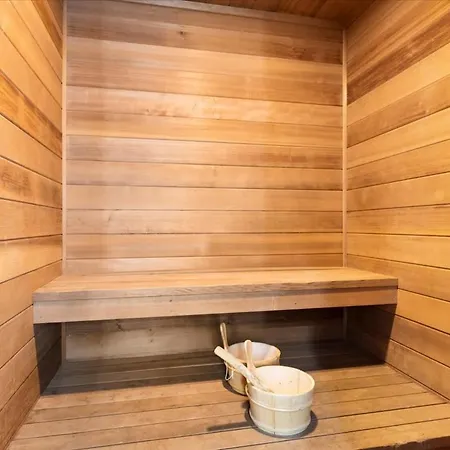 Mountain Village Retreat With Hot Tub Sauna & Views *