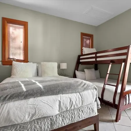 Mountain Village Retreat With Hot Tub Sauna & Views *