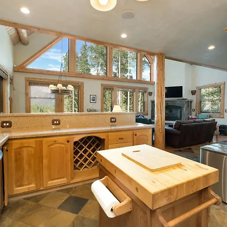 Holiday home Mountain View 2 Ski-in Private Hot Tub 4br 4.5ba Sleeps 8