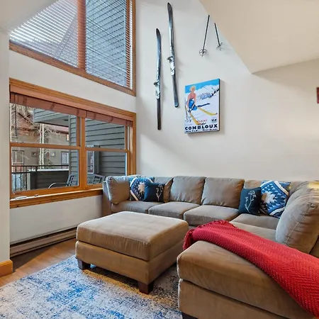 Apartment In Out Lift 7! Deck, Hot Tub, Garage Parking