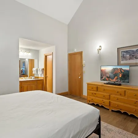In Out Lift 7! Deck, Hot Tub, Garage Parking Apartment *