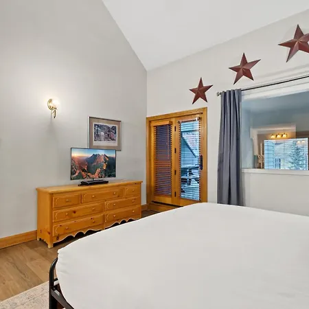 Apartment In Out Lift 7! Deck, Hot Tub, Garage Parking *