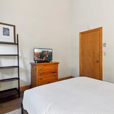 Apartment In Out Lift 7! Deck, Hot Tub, Garage Parking