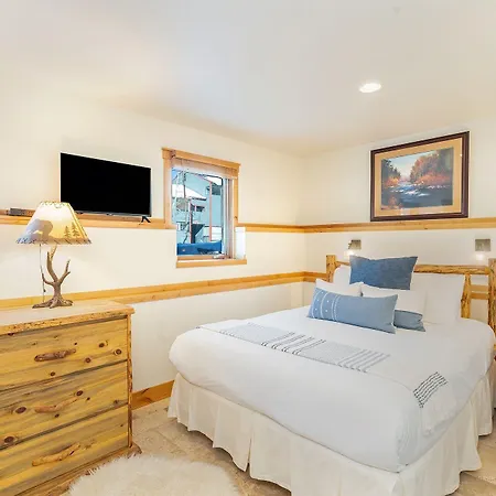2 Min Walk To Lift 7, Shuttle To Gondola! Hot Tub, Fireplace Apartment