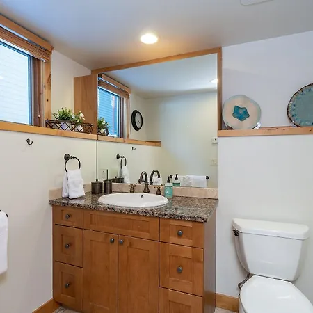 2 Min Walk To Lift 7, Shuttle To Gondola! Hot Tub, Fireplace *