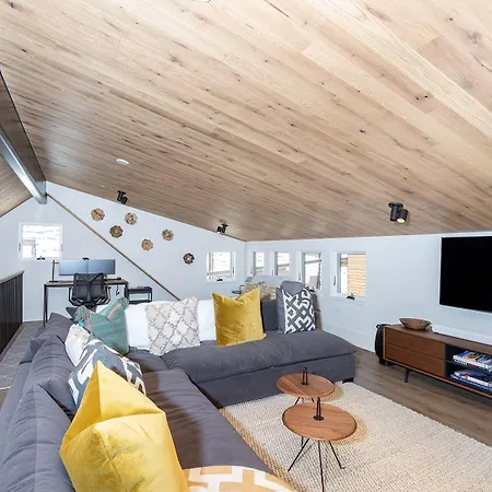 Luxury Stay! 2 Min To Gondola - Storage, Sauna, Heated Garage, Gym Apartment
