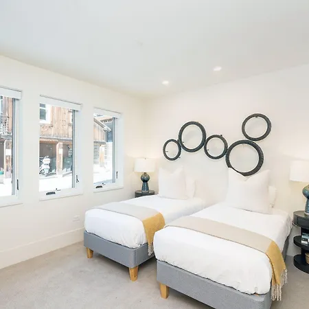 Luxury Stay! 2 Min To Gondola - Storage, Sauna, Heated Garage, Gym *