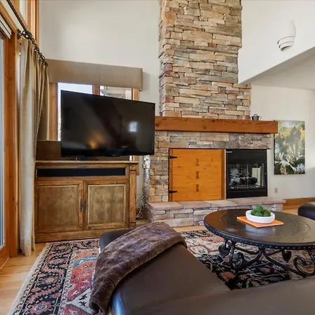 Mountain Village Retreat - Steam Shower & Views *