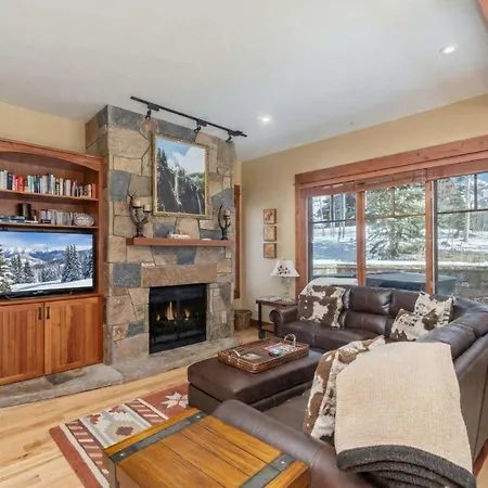 Ski-in Ski-out 4br W- Deck, Hot Tub, & Crib